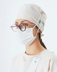 [ÖN SİPARİŞ] Bej Pratik Düğmeli Cerrahi Bone - Maske Dostu Medikal Bone