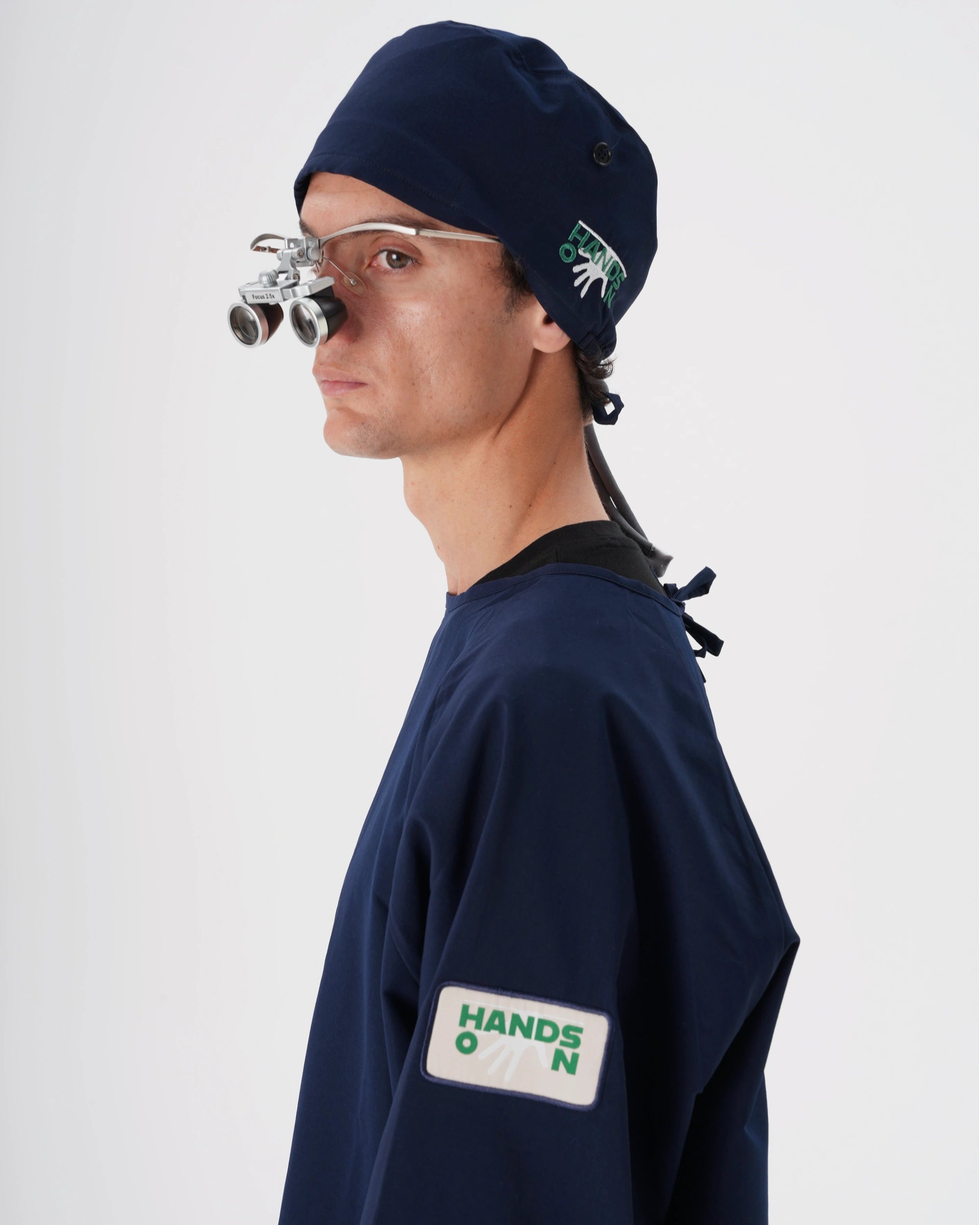 Hands On lacivert sıvı itici sürdürülebilir cerrahi önlük erkek manken stüdyo videosu.